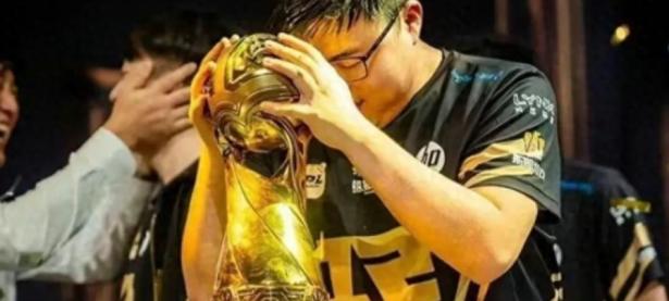 BB体育-包含Rookie爆冷击败RNG，关键助攻引爆全场！的词条